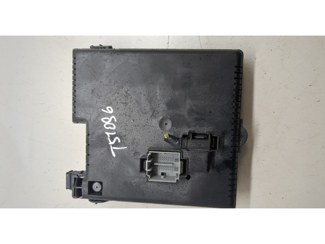 Блок предохранителей  Volvo S60 2000-2009      30728273, 8688264   