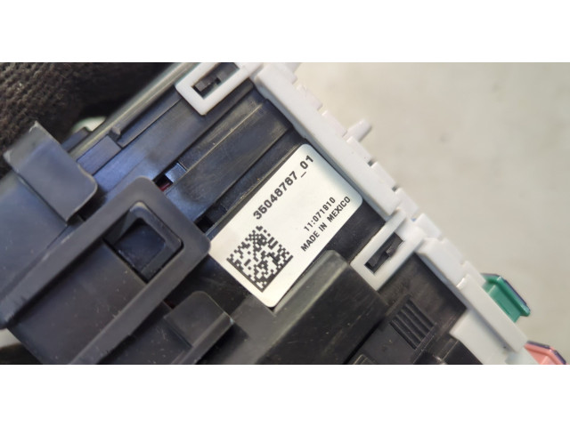 Блок предохранителей  Cadillac XT4 2018-2023      35048787   