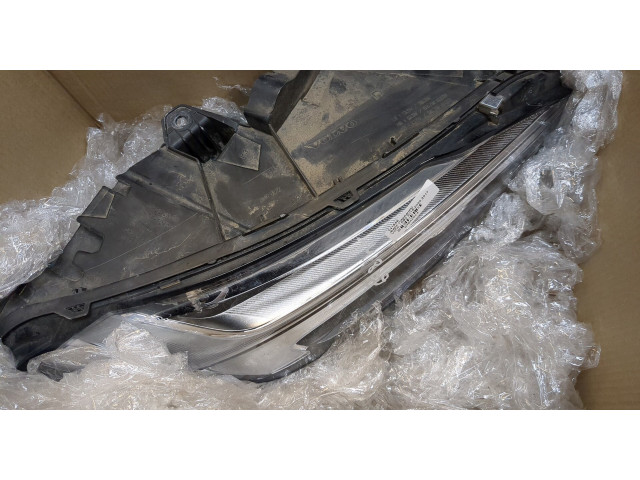 Фара передняя  Volvo S90 2016-2020 правая 