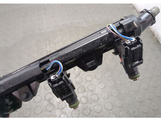 Форсунка топливная Skoda Fabia 2007-2014 03E906031C