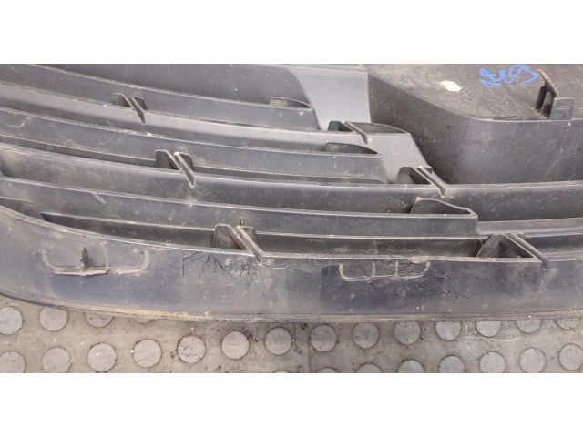 Решетка радиатора  Renault Trafic 2014-2021          1.6 