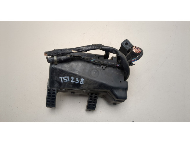 Блок предохранителей Mitsubishi Pajero / Montero 2000-2006 MR587816