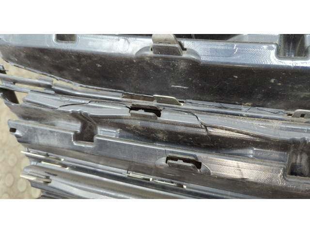 Решетка радиатора  Ford Explorer 2015-2019          FB538150ABW