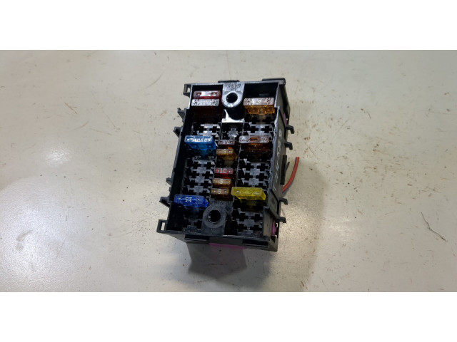 Блок предохранителей Volkswagen Transporter 5 2003-2009