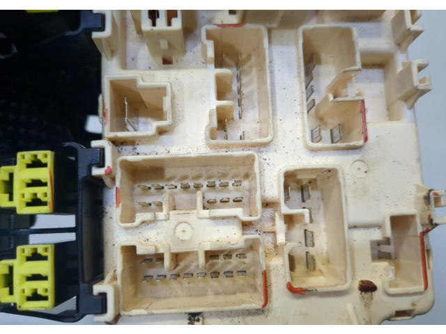 Блок предохранителей Mitsubishi Pajero / Montero 2000-2006 3.5