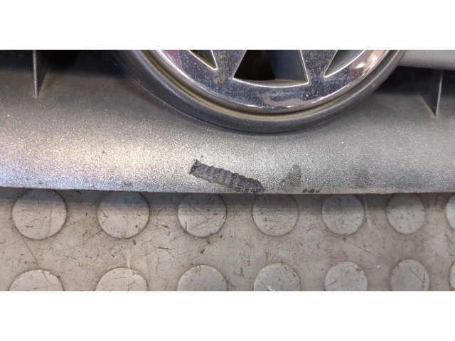 Решетка радиатора  Volkswagen Touran 2003-2006          1.9 