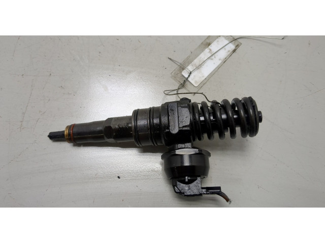 Форсунка топливная  Volkswagen Golf Plus    038130073AG     