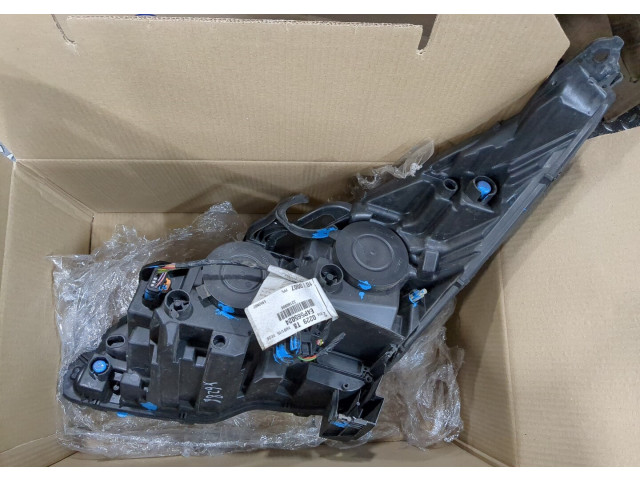 Фара передняя  Peugeot 5008 2009-2016 правая 