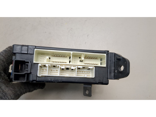 Блок предохранителей  Toyota Sequoia 2008-      827300C180   