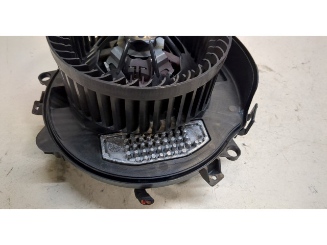 Моторчик печки  Volkswagen Passat 8 2015-          