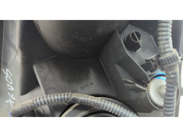 Фара передняя  Toyota Corolla Verso 2004-2009 правая 