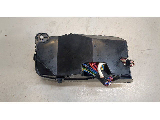 Блок предохранителей Mitsubishi Lancer 6 1996-2003