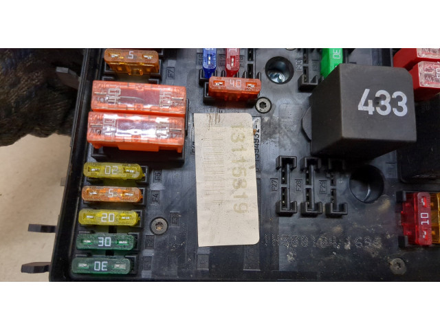 Блок предохранителей Volkswagen Golf 5 2003-2009 1K0937124H