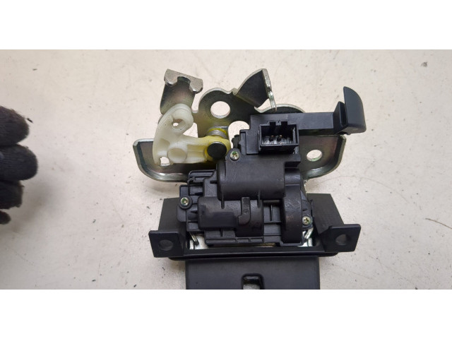 Замок багажника  Skoda SuperB 2008-2015       