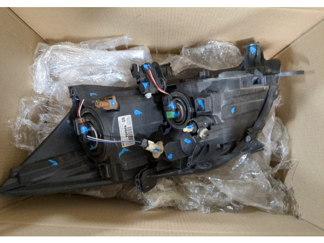 Фара передняя  Toyota Auris E15 2006-2012 правая 