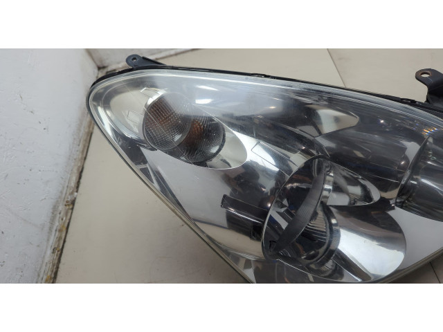 Фара передняя  Toyota Corolla Verso 2004-2009 правая 