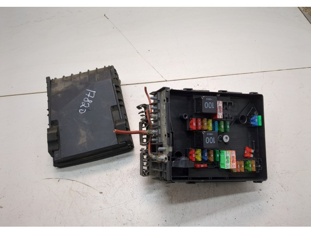 Блок предохранителей Volkswagen Tiguan 2007-2011