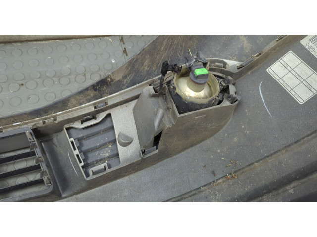 Решетка радиатора  Volvo S40 2004-          