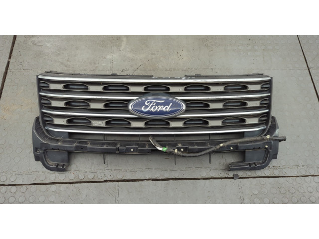Решетка радиатора  Ford Explorer 2015-2019          fb538200