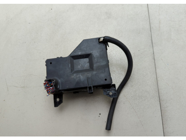 Блок предохранителей  Mitsubishi Carisma         