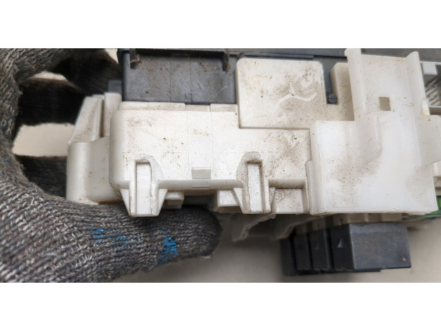 Блок предохранителей  Mitsubishi Endeavor 2003-2011         