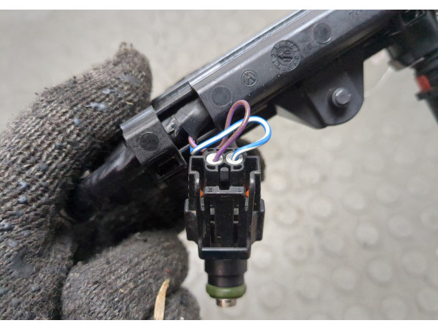 Форсунка топливная Skoda Fabia 2007-2014 03E906031C