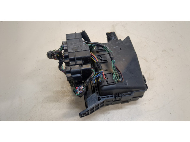 Блок предохранителей Mitsubishi Grandis 2