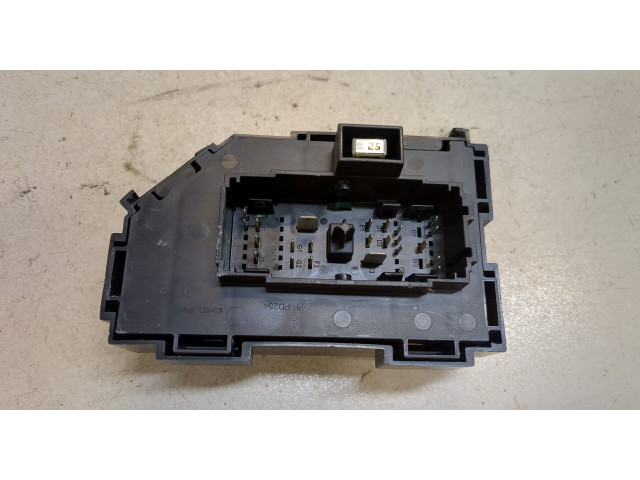 Блок предохранителей Chevrolet Tahoe 2006-2014 15925044