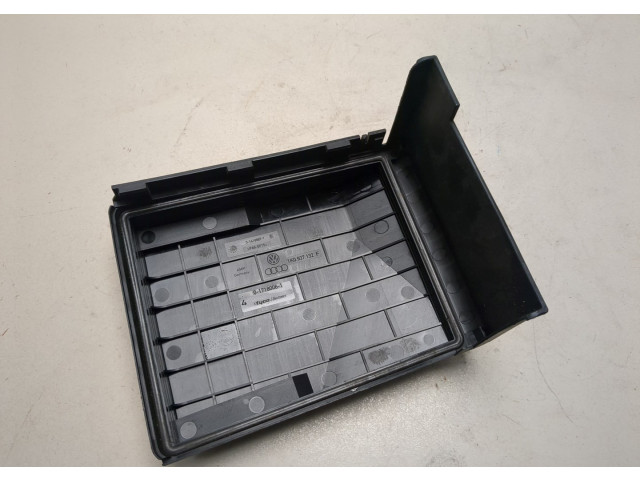 Крышка блока предохранителей  Volkswagen Passat 6 2005-2010         