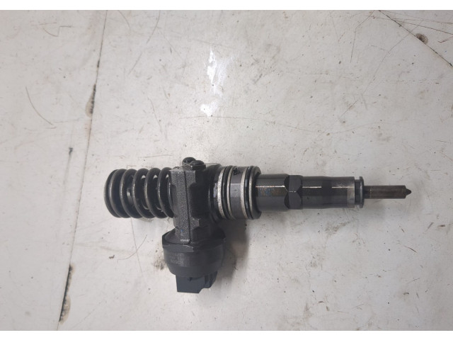 Форсунка топливная Volkswagen Golf Plus 038130073AG