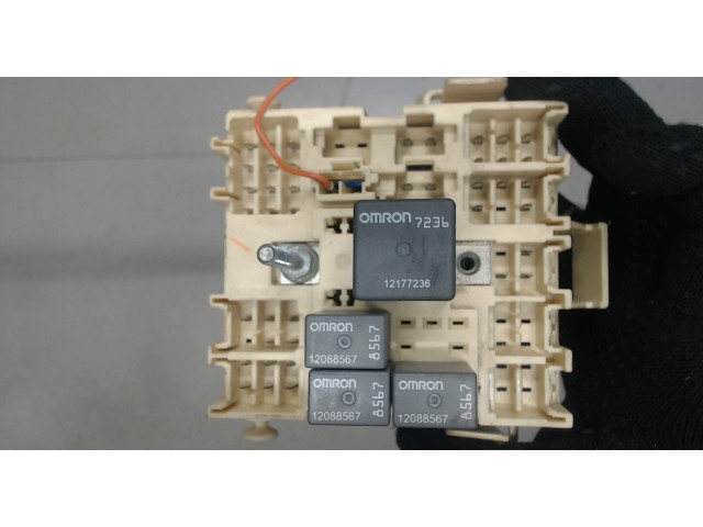 Блок реле Chevrolet Tahoe 1999-2006 1577099601 5.3