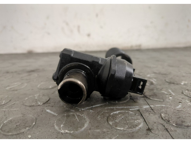 Форсунка топливная  Skoda Fabia 1999-2007    038130073AJ     