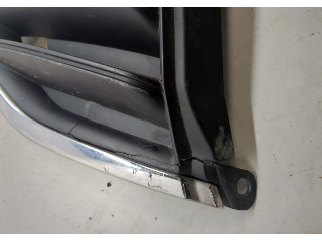 Решетка радиатора  Skoda SuperB 2008-2015          3T0853668A