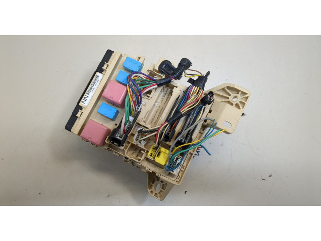 Блок предохранителей  Toyota Camry V40 2006-2011      8273006521   