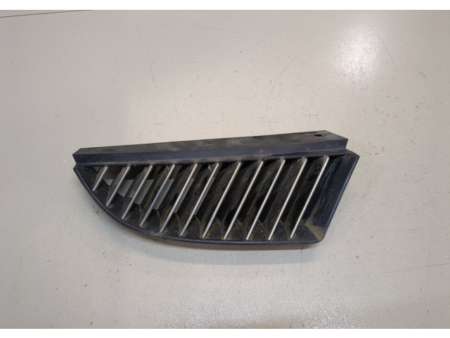 Решетка радиатора Mitsubishi Colt 2004-2008 MN127774