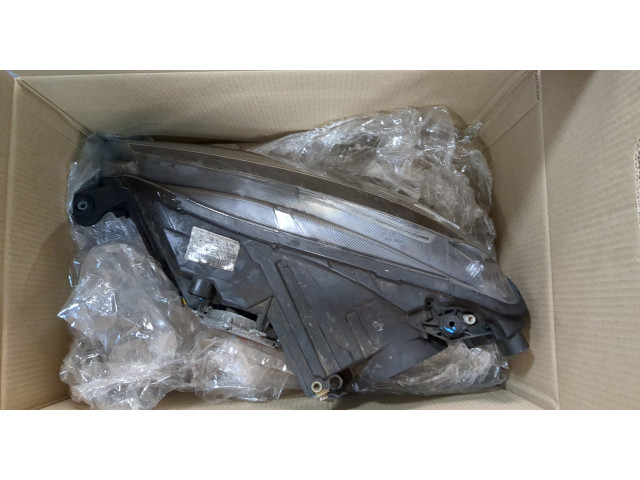 Фара передняя Skoda SuperB 2015-2025 правая