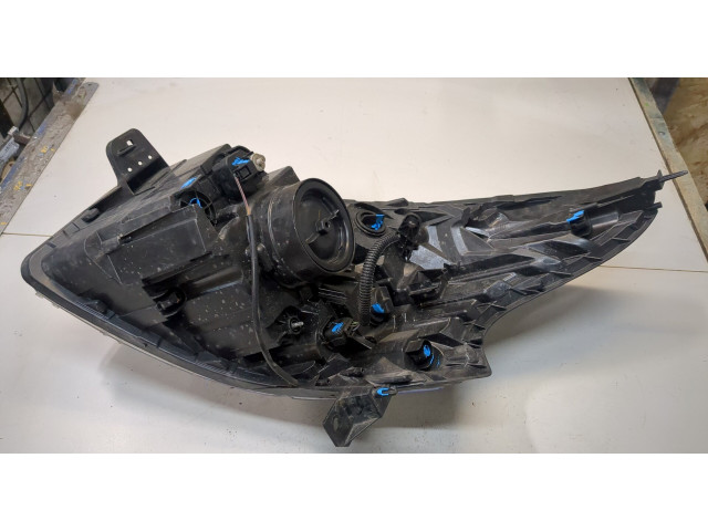 Фара передняя  Renault Trafic 2014-2021 правая 