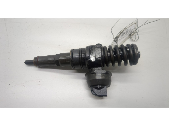 Форсунка топливная  Volkswagen Golf 5 2003-2009    038130073AG     