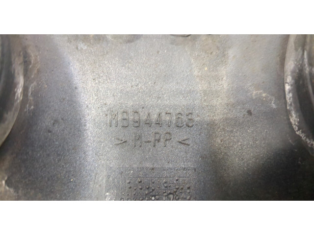 Бампер  Mitsubishi Carisma передний   