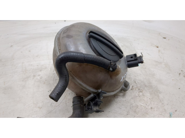 Бачок расширительный  Volkswagen Passat 8 2015-    