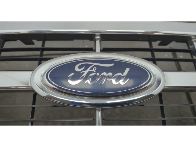 Решетка радиатора  Ford Escape 2007-2012          