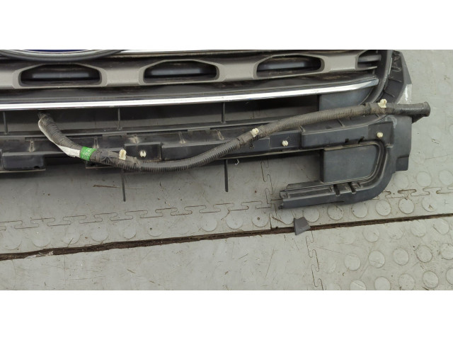 Решетка радиатора  Ford Explorer 2015-2019          fb538200