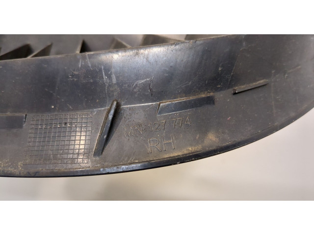 Решетка радиатора Mitsubishi Colt 2004-2008 MN127774