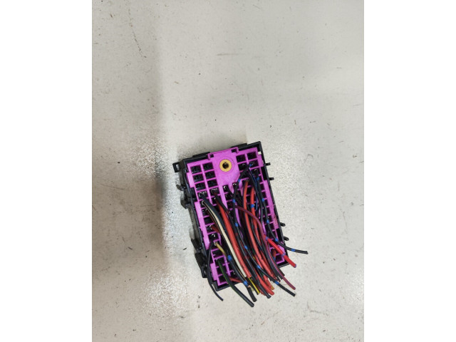 Блок предохранителей Volkswagen Transporter 5 2003-2009