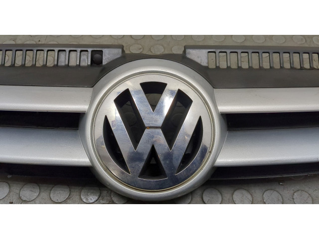 Решетка радиатора Volkswagen Golf Plus 5M0853651A