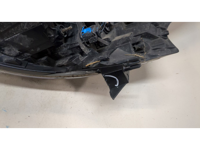 Фара передняя  Renault Trafic 2014-2021 правая 