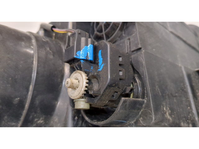 Фара передняя  Renault Trafic 2014-2021 правая 