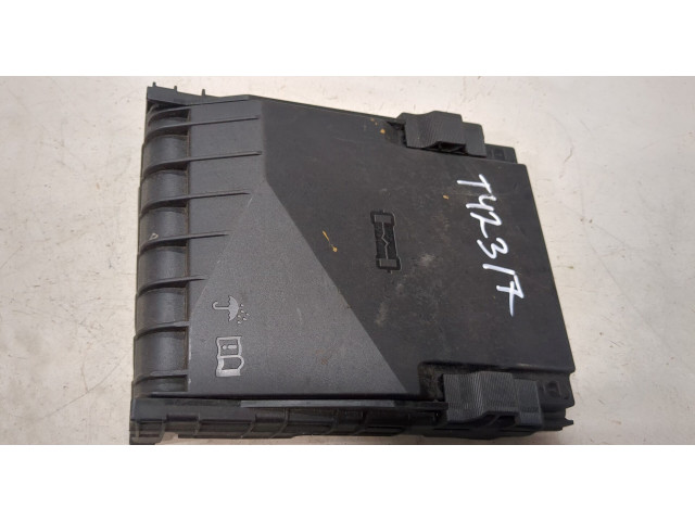 Крышка блока предохранителей  Volkswagen Passat 6 2005-2010         