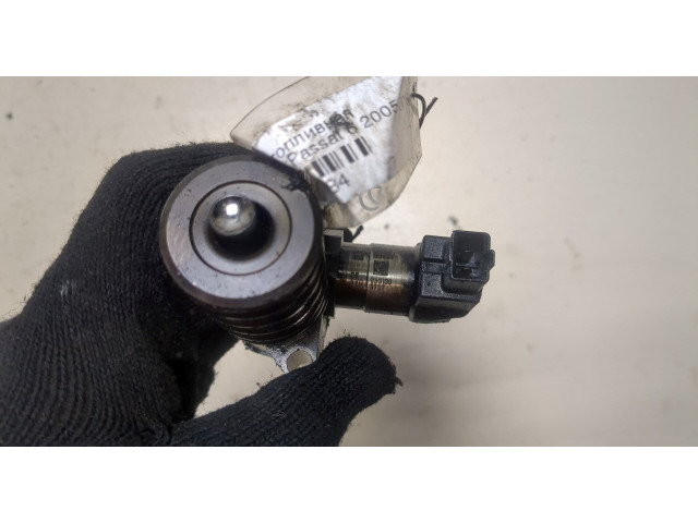 Форсунка топливная  Volkswagen Passat 6 2005-2010    03G130073T     