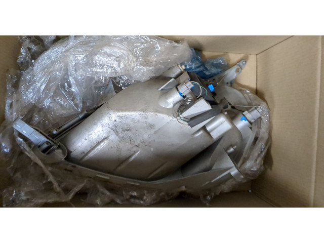 Фара передняя  Toyota Yaris 1999-2006 правая 